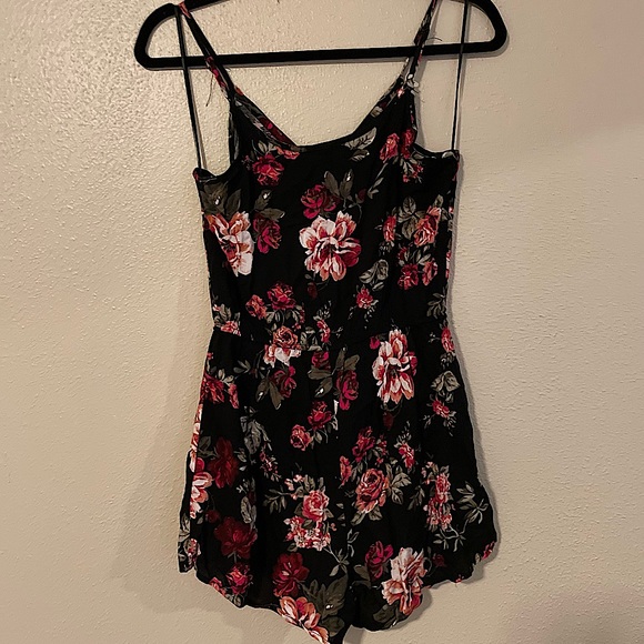 EUC floral romper worn once 🌹🌷🖤 - Picture 2 of 3